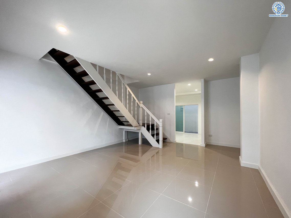 บ้านมือสองตกแต่งใหม่ ดีไซน์สวย โครงการ 101การ์เด้นวิลล์ ลาดพร้าว เนื้อที่ 18 ตร.ว. ฟังก์ชัน 3 ห้องนอน 2 ห้องน้ำ จอดรถได้ 1 คัน รองรับทุกกิจกรรม บนทำเลเชื่อมต่อหลายเส้นทาง อาทิ ถนนประเสริฐมนูกิจ, ถนนนวมินทร์ และถนนลาดพร้าว ใกล้จุดขึ้นทางด่วน "รามอินทรา"